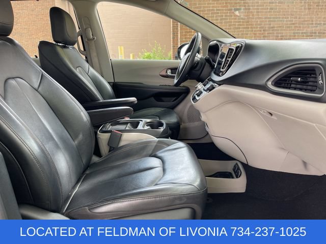 Used 2018 Chrysler Pacifica Touring-L w/ Premium Audio Group FWD image 26