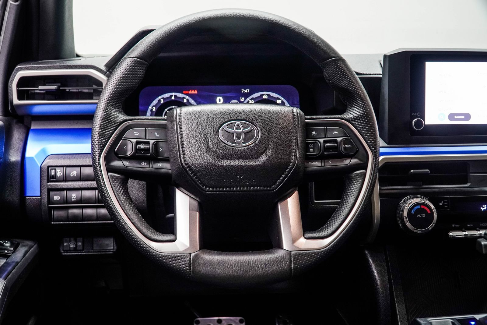 Used 2025 Toyota Tacoma TRD Sport AWD/4WD image 15