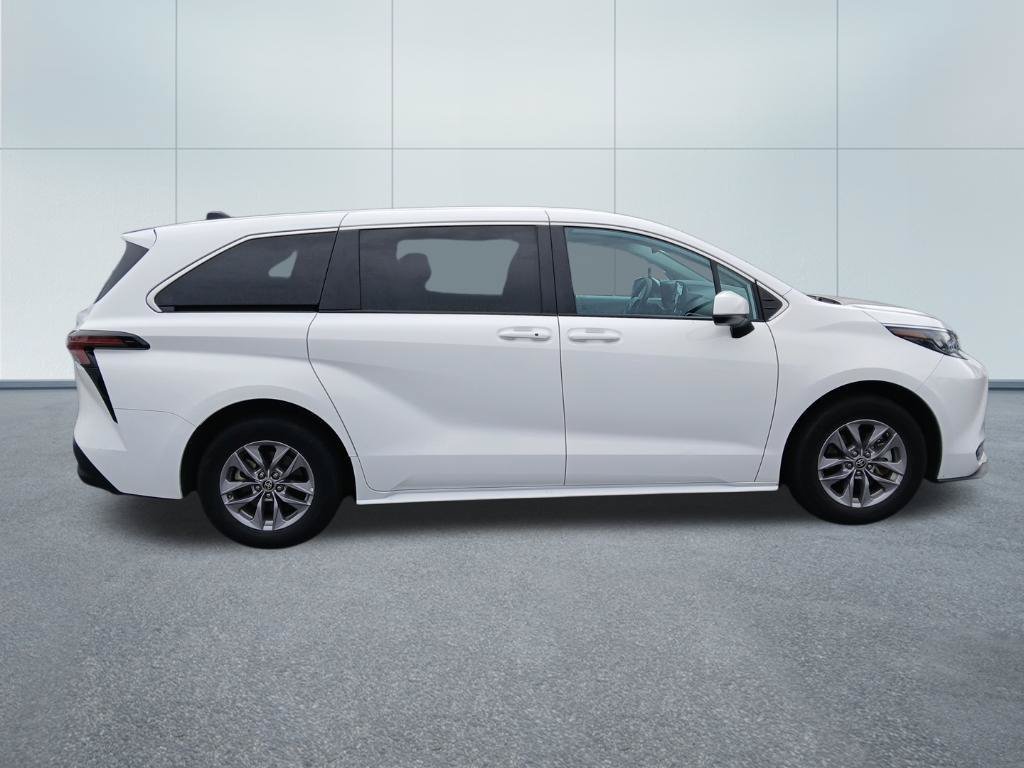 Used 2024 Toyota Sienna LE AWD/4WD image 9