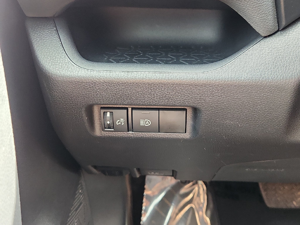 Certified 2025 Toyota RAV4 XLE FWD image 28