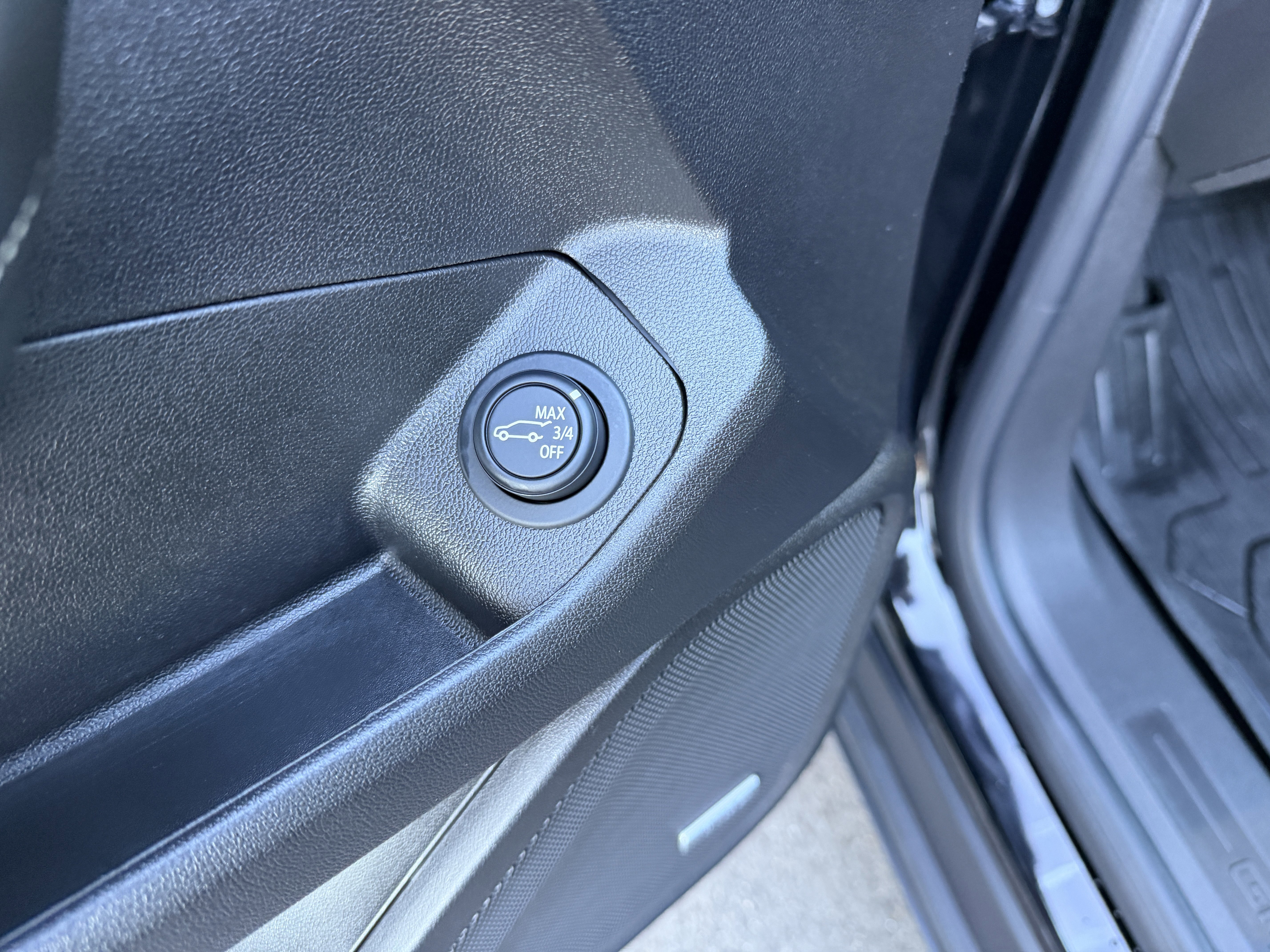 Used 2024 GMC Terrain SLT w/ Infotainment Package II image 32