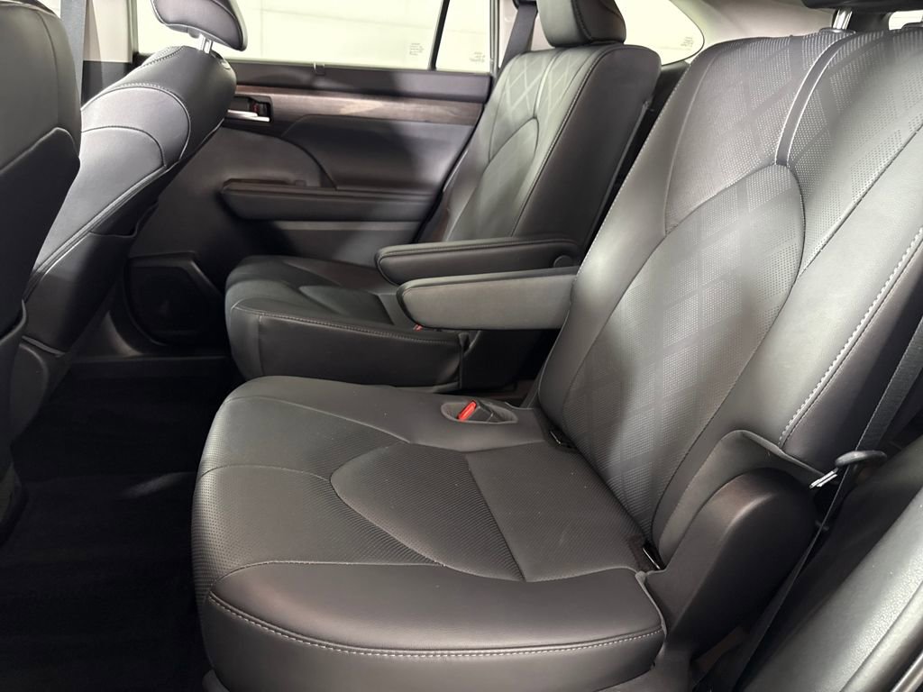 Used 2021 Toyota Highlander Platinum image 11