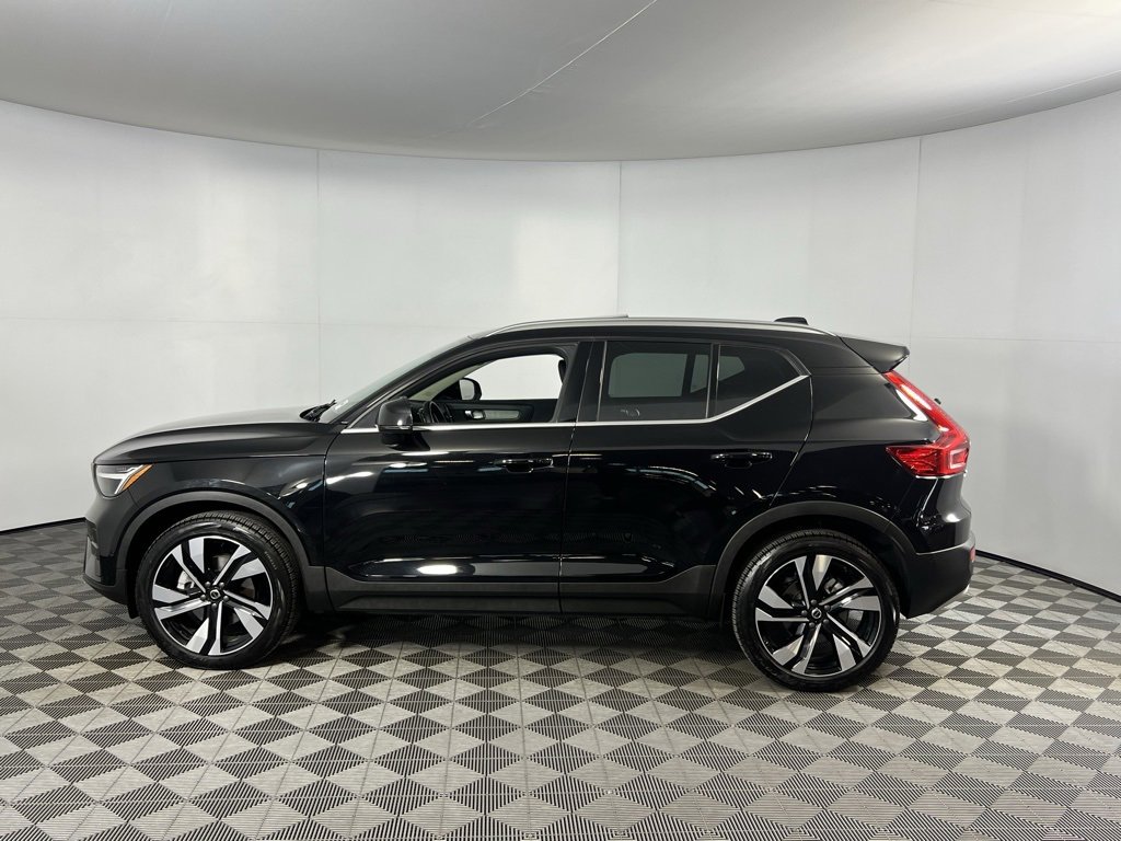 Used 2025 Volvo XC40 B5 Plus image 8