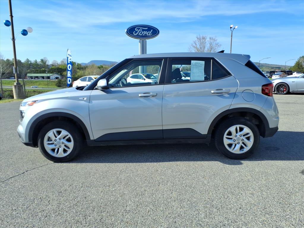 Used 2021 Hyundai Venue SE image 2