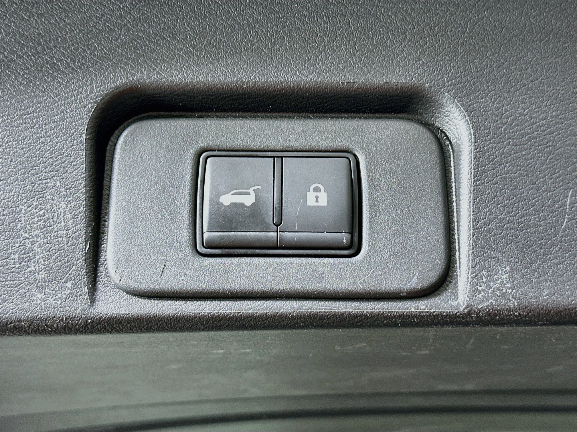 Used 2025 Nissan Rogue SV FWD image 30