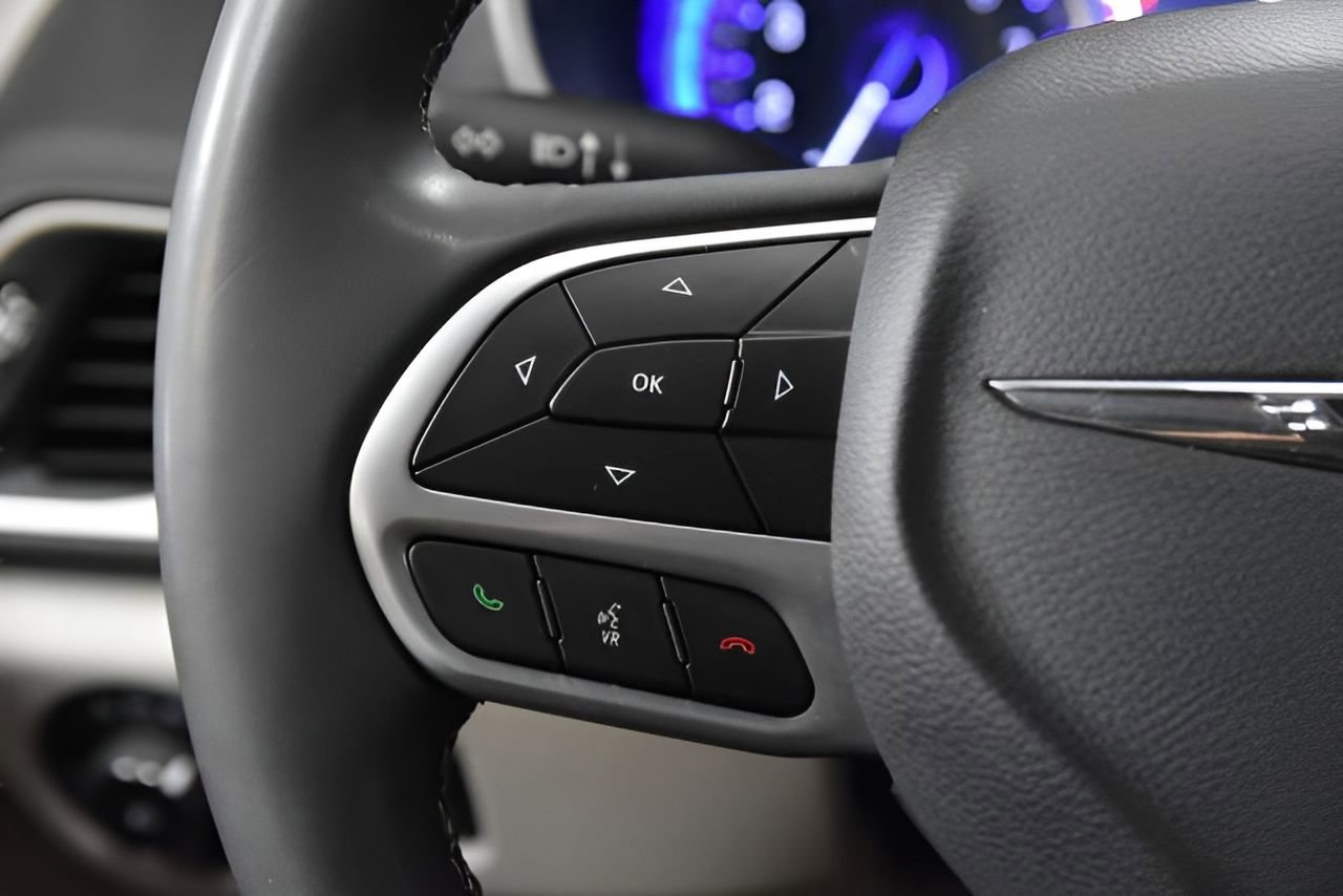 Used 2023 Chrysler Pacifica Touring-L image 15