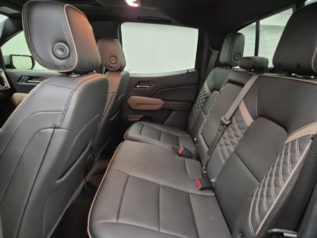 Used 2025 GMC Canyon Denali image 16