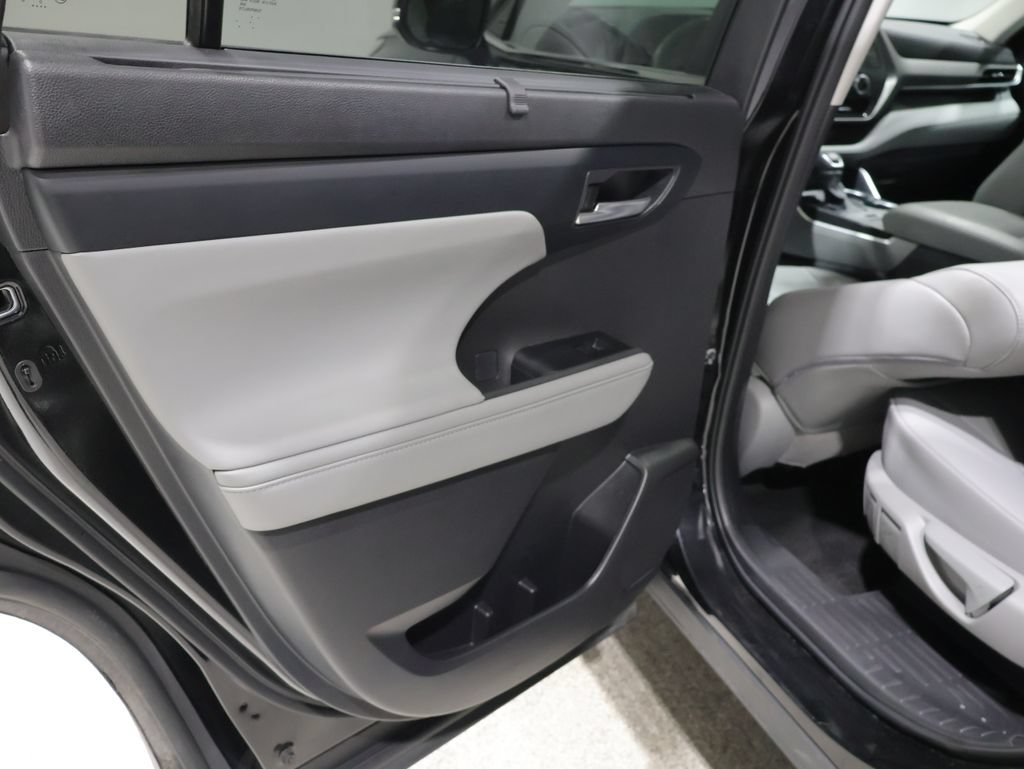 Used 2023 Toyota Highlander XLE AWD/4WD image 19