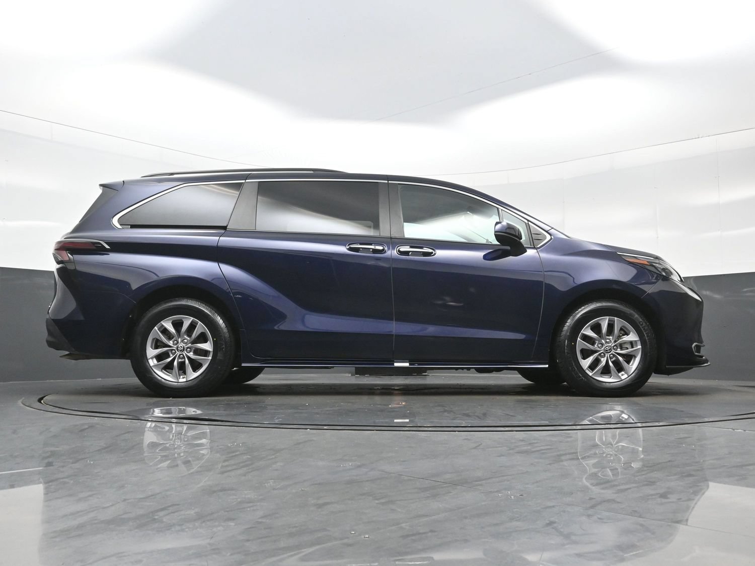 Used 2024 Toyota Sienna XLE FWD image 35