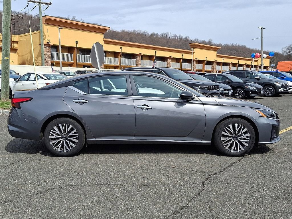 Used 2025 Nissan Altima 2.5 SV image 8