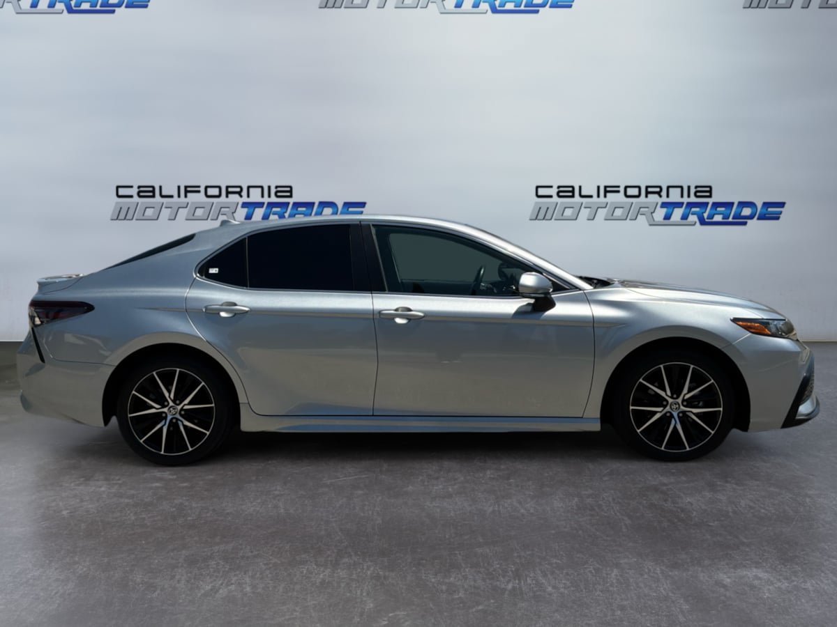 Used 2024 Toyota Camry SE FWD image 4