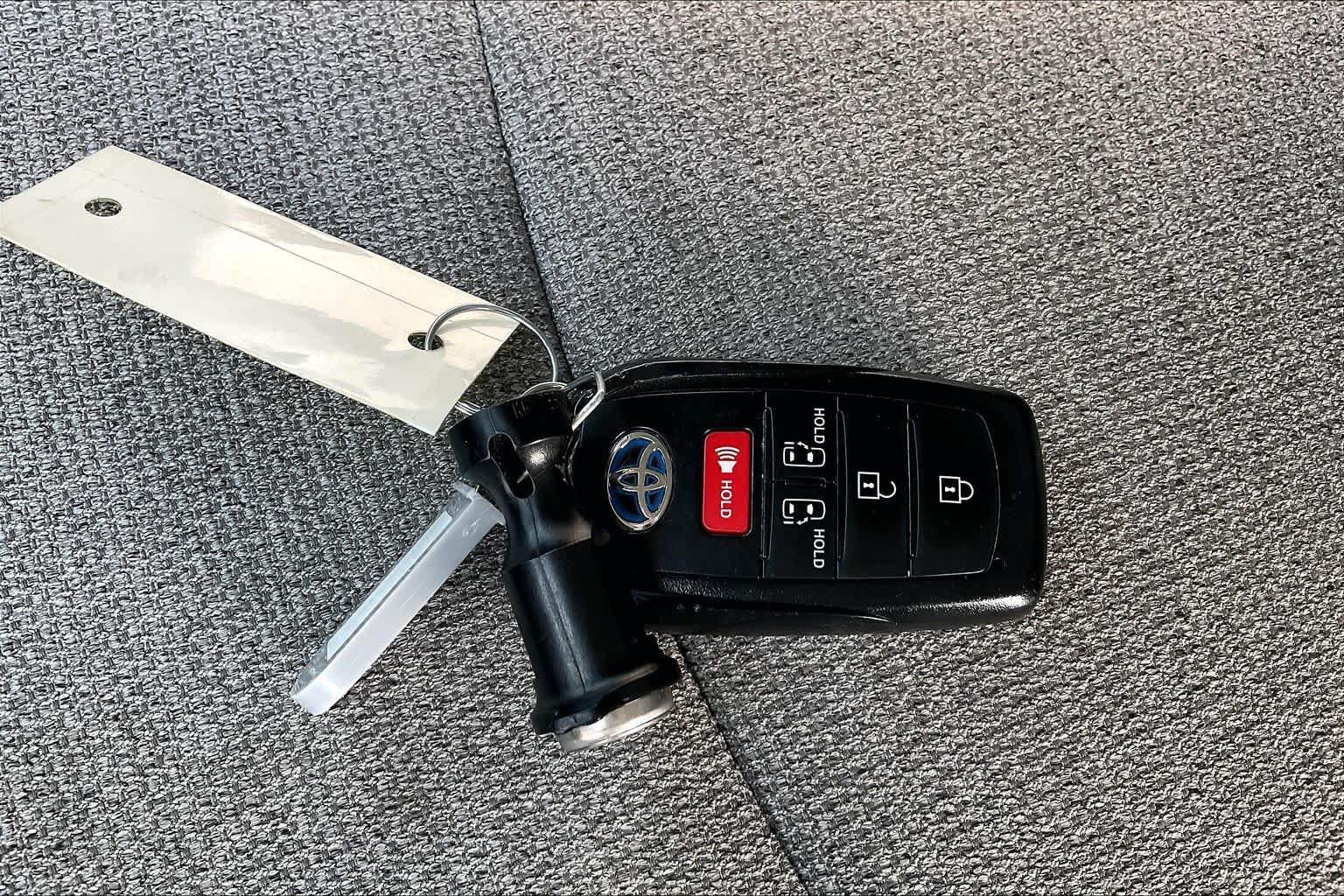 Used 2025 Toyota Sienna LE FWD image 14