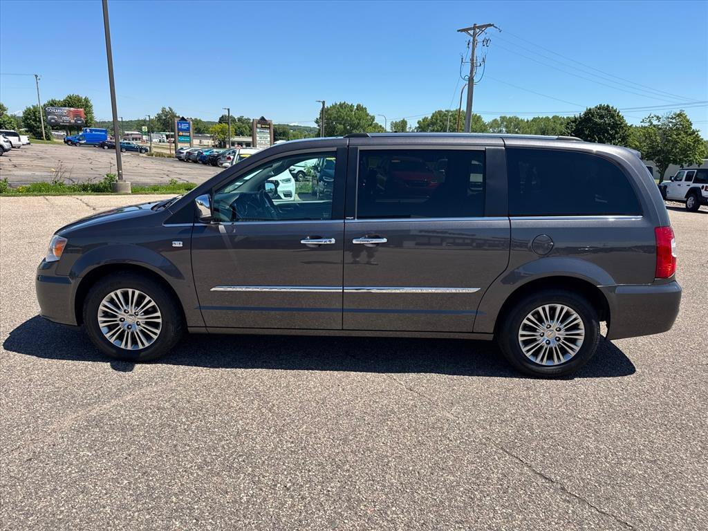 Used 2014 Chrysler Town & Country Touring-L FWD image 2