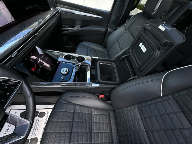 Certified 2025 Cadillac Escalade ESV V AWD/4WD image 29