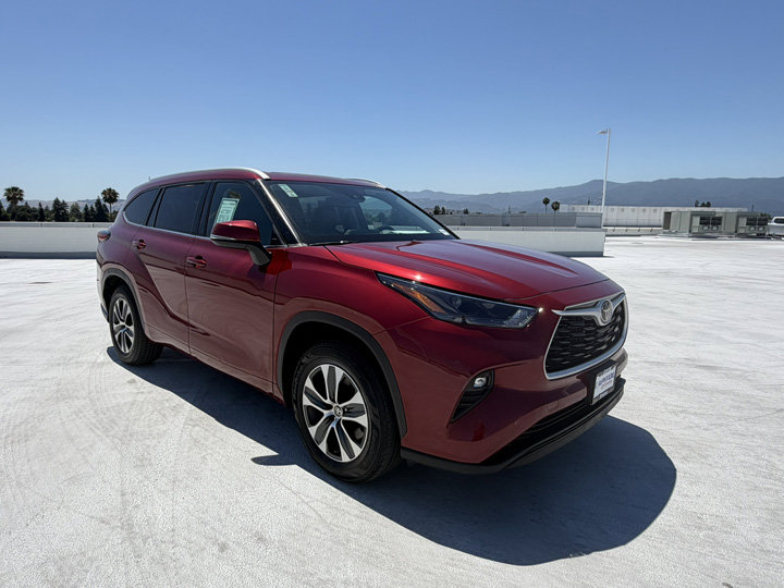 Used 2022 Toyota Highlander XLE FWD image 2