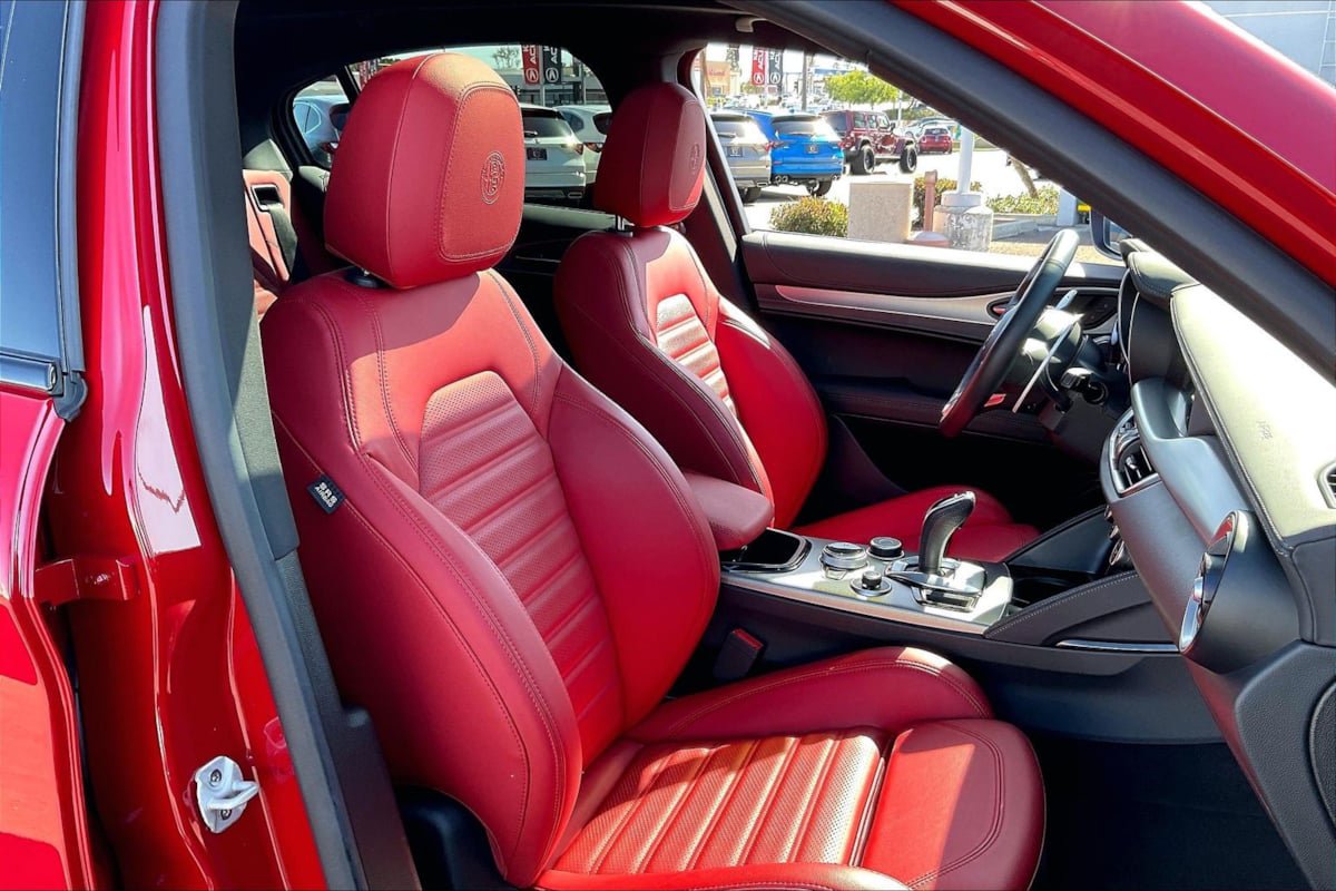 Used 2025 Alfa Romeo Stelvio Sprint AWD/4WD image 7