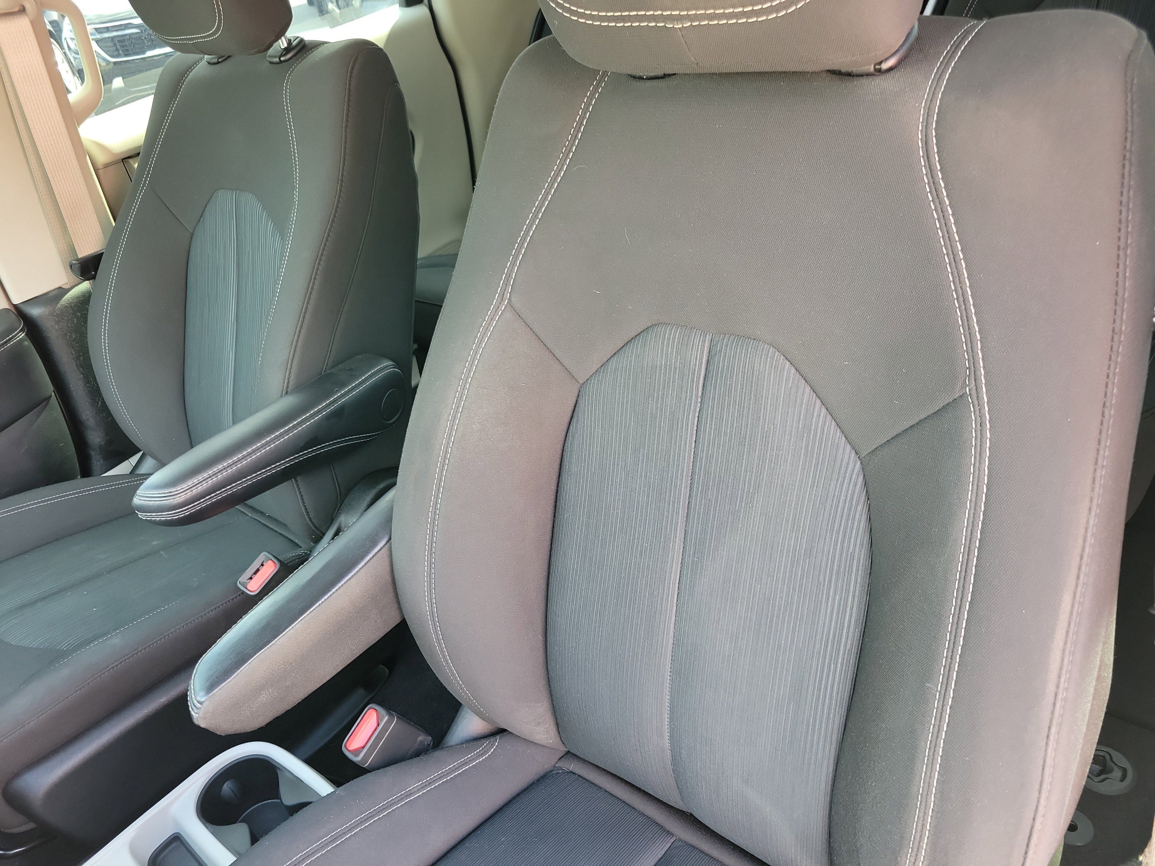 Used 2022 Chrysler Voyager LX image 6