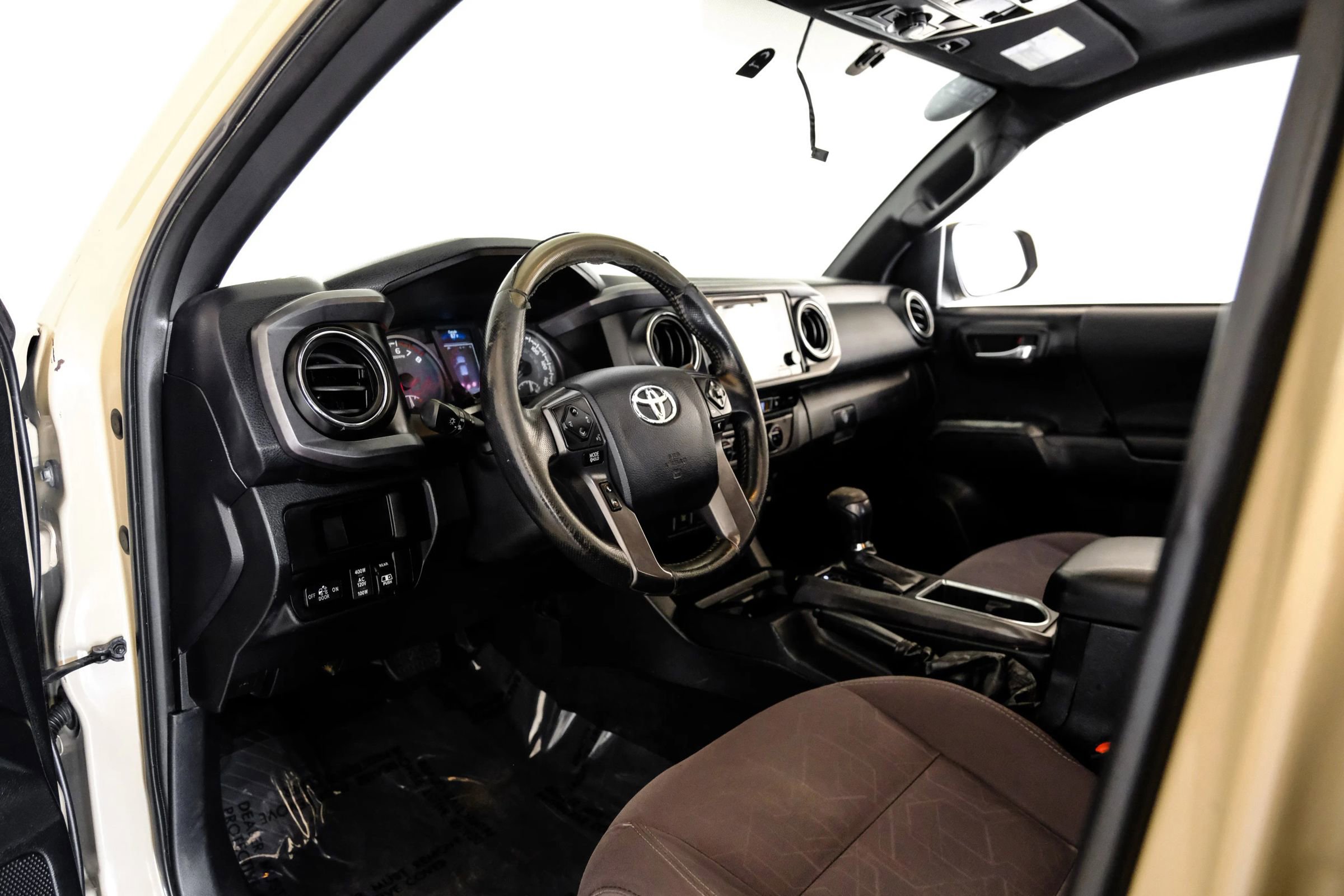 Used 2017 Toyota Tacoma TRD Off-Road image 2