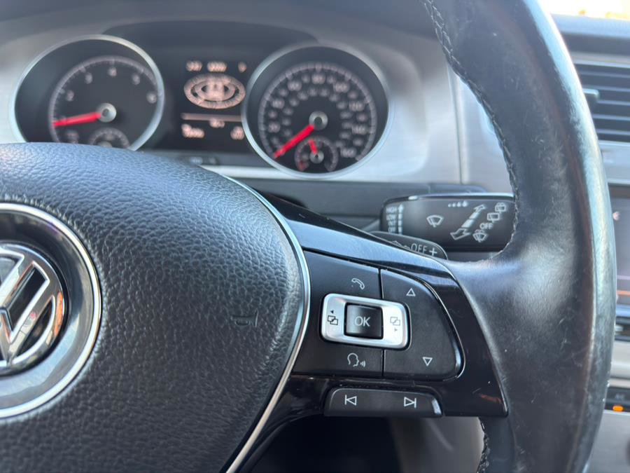 Used 2015 Volkswagen Golf S image 17