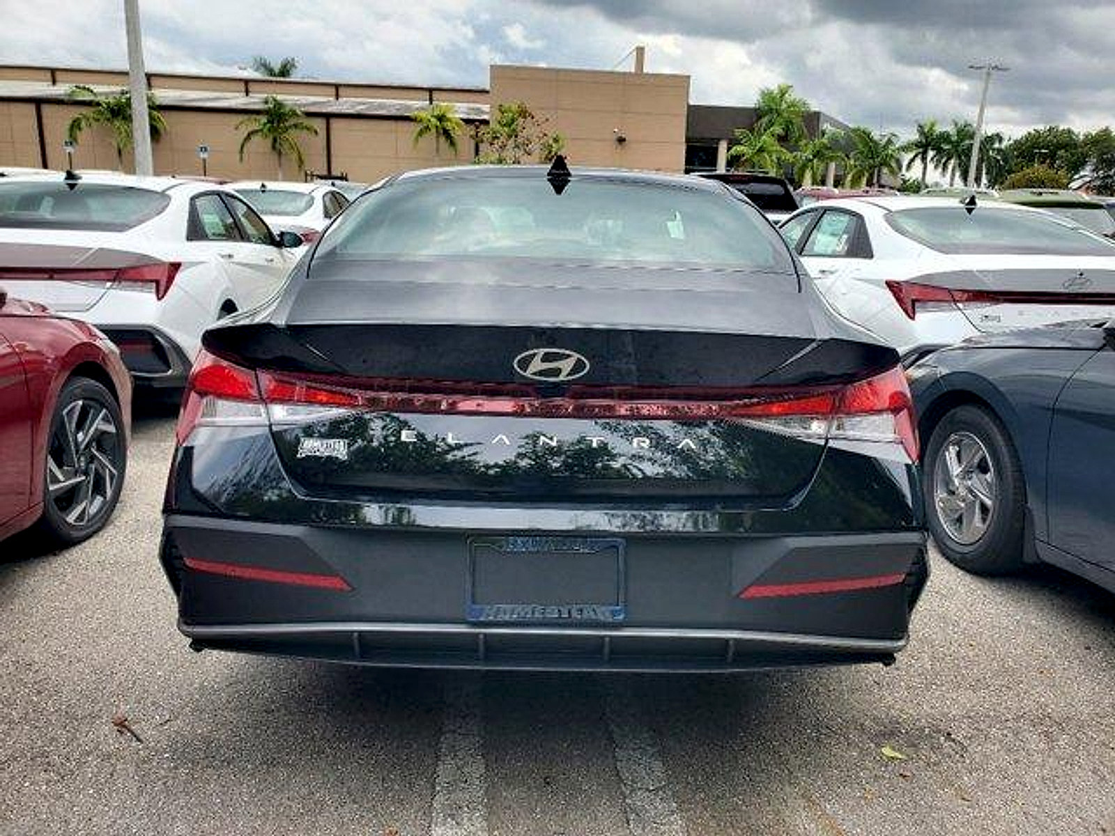 New 2025 Hyundai Elantra SE FWD image 3