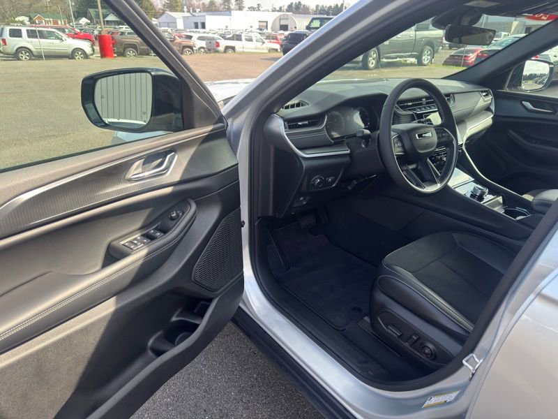 Used 2025 Jeep Grand Cherokee Altitude image 9