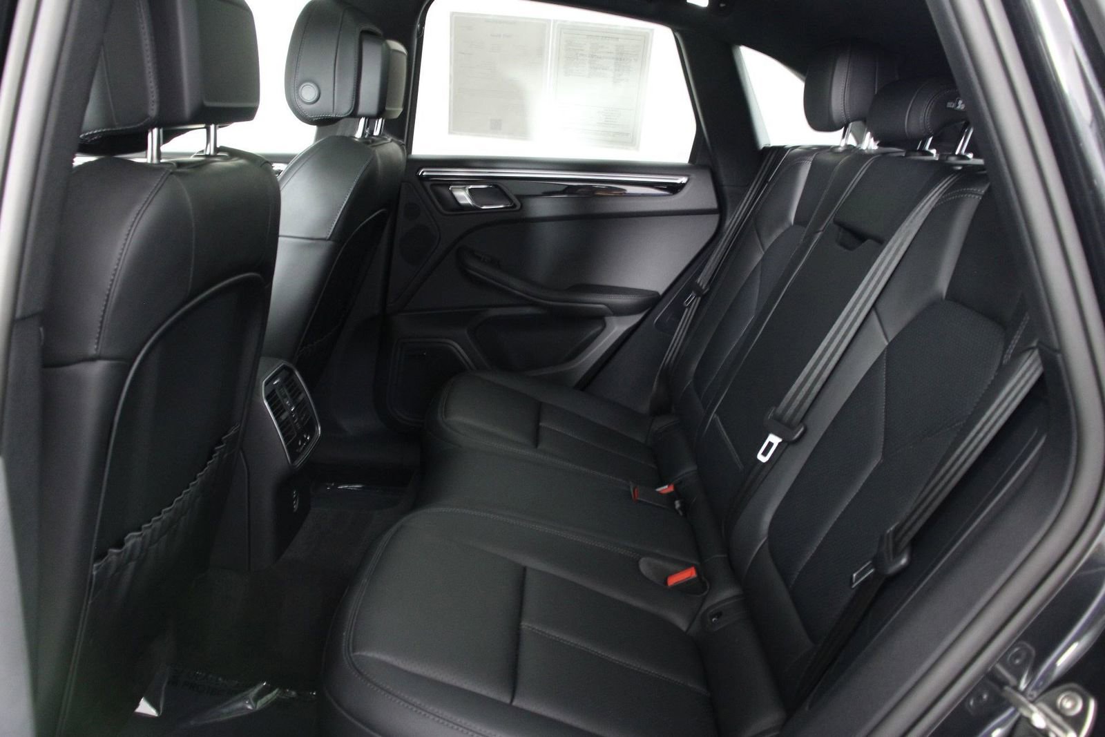 Certified 2025 Porsche Macan AWD/4WD image 33