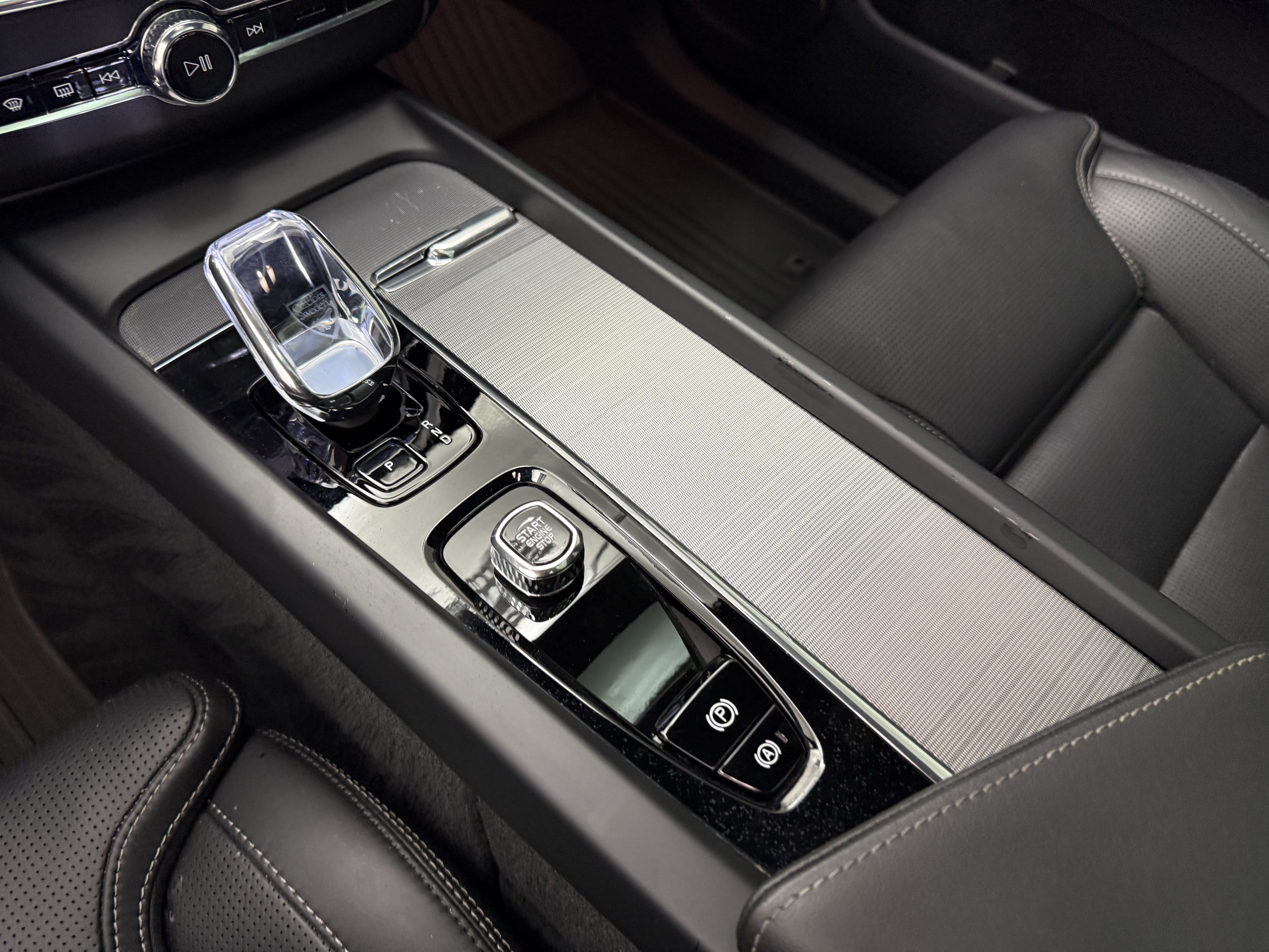 Certified 2024 Volvo XC60 T8 Ultimate w/ Protection Package Premier AWD/4WD image 18