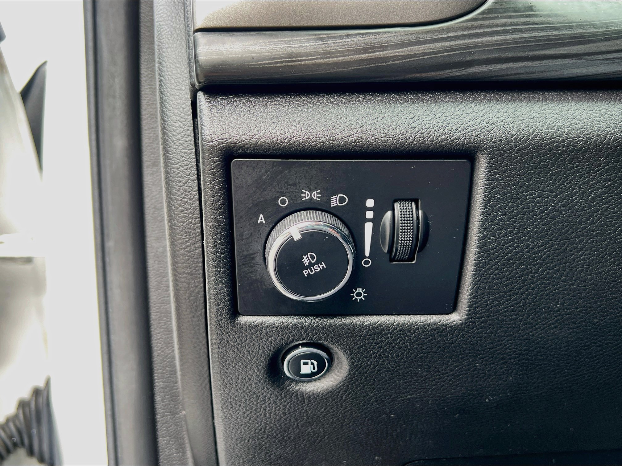 Used 2019 Jeep Grand Cherokee Laredo AWD/4WD image 10