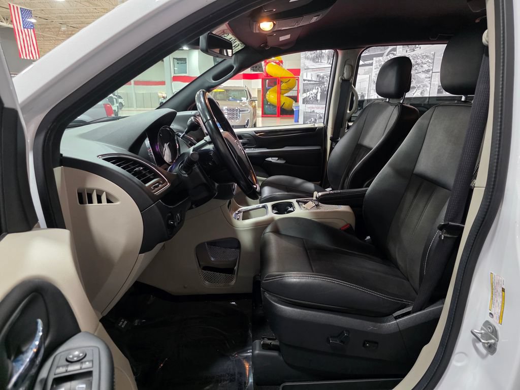 Used 2020 Dodge Grand Caravan SXT w/ Rear Park Assist Package FWD image 14