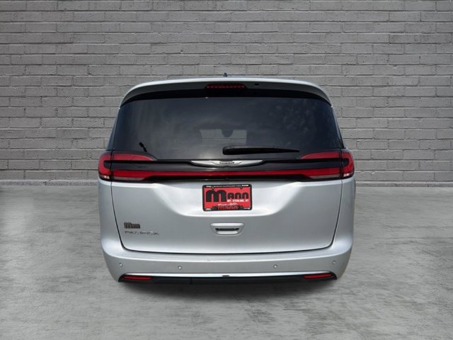 Used 2023 Chrysler Pacifica Touring-L FWD image 4