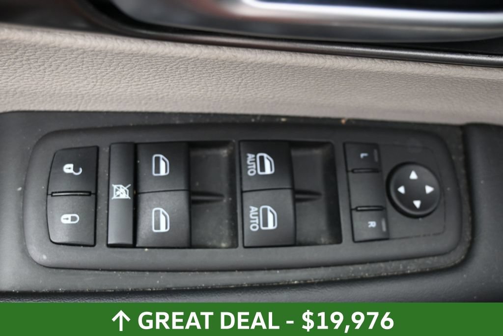 Used 2023 Chrysler Pacifica Touring-L FWD image 21