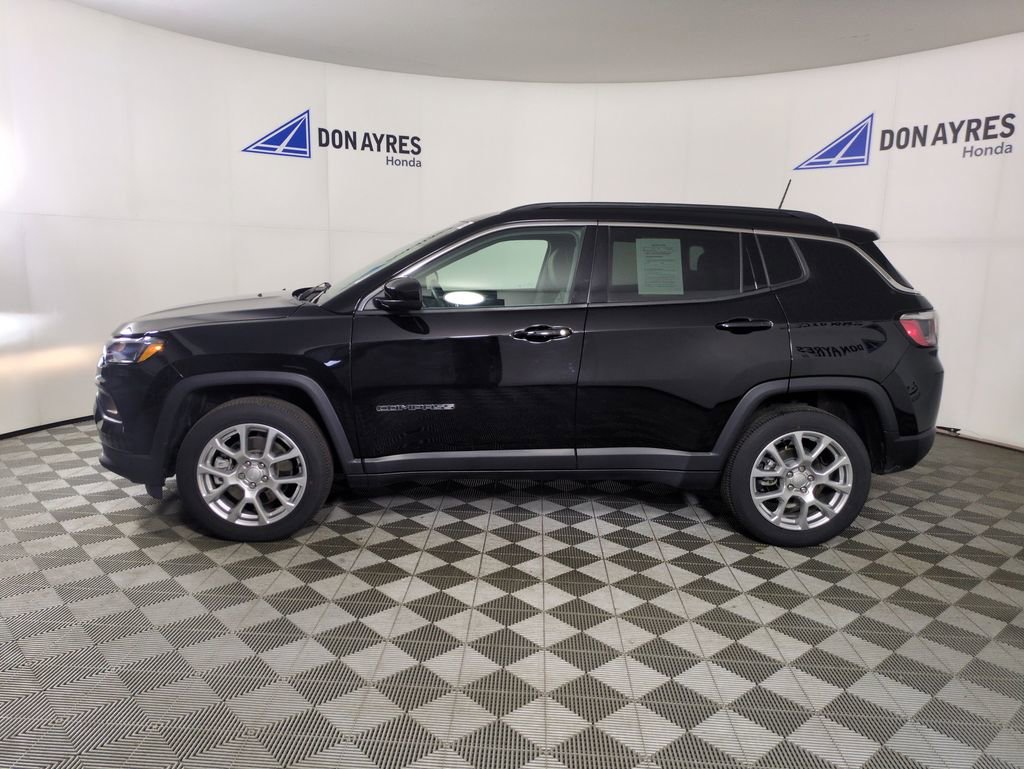 Used 2023 Jeep Compass Latitude AWD/4WD image 2
