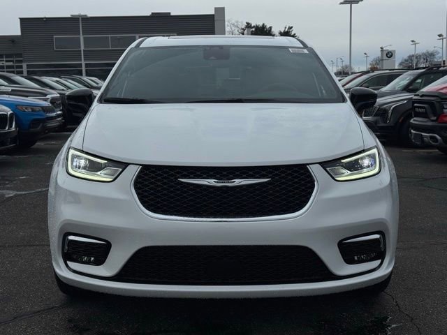 New 2026 Chrysler Pacifica Limited w/ Uconnect Theater Family Group image 3