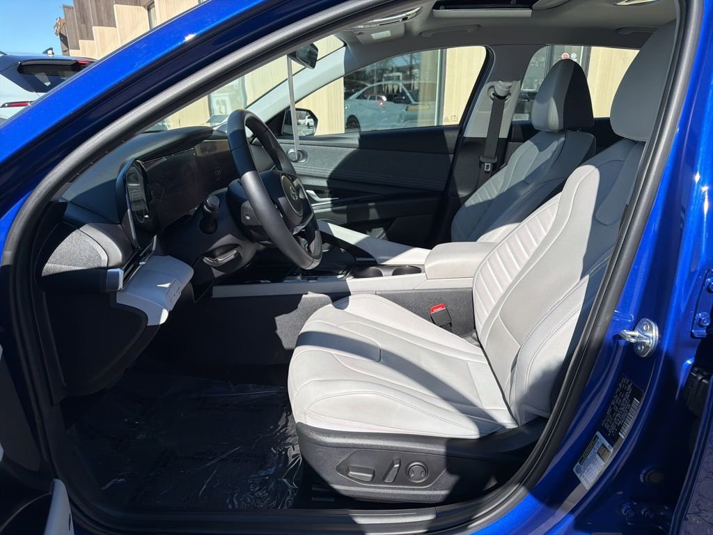 Used 2023 Hyundai Elantra Limited image 10