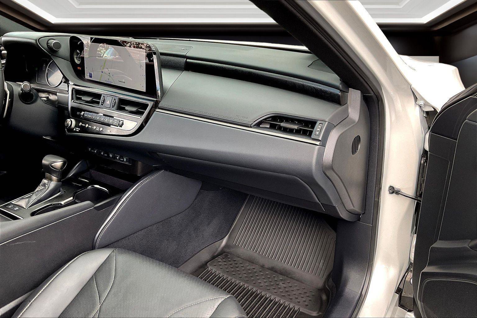 Used 2025 Lexus ES 300h w/ Luxury Package image 16