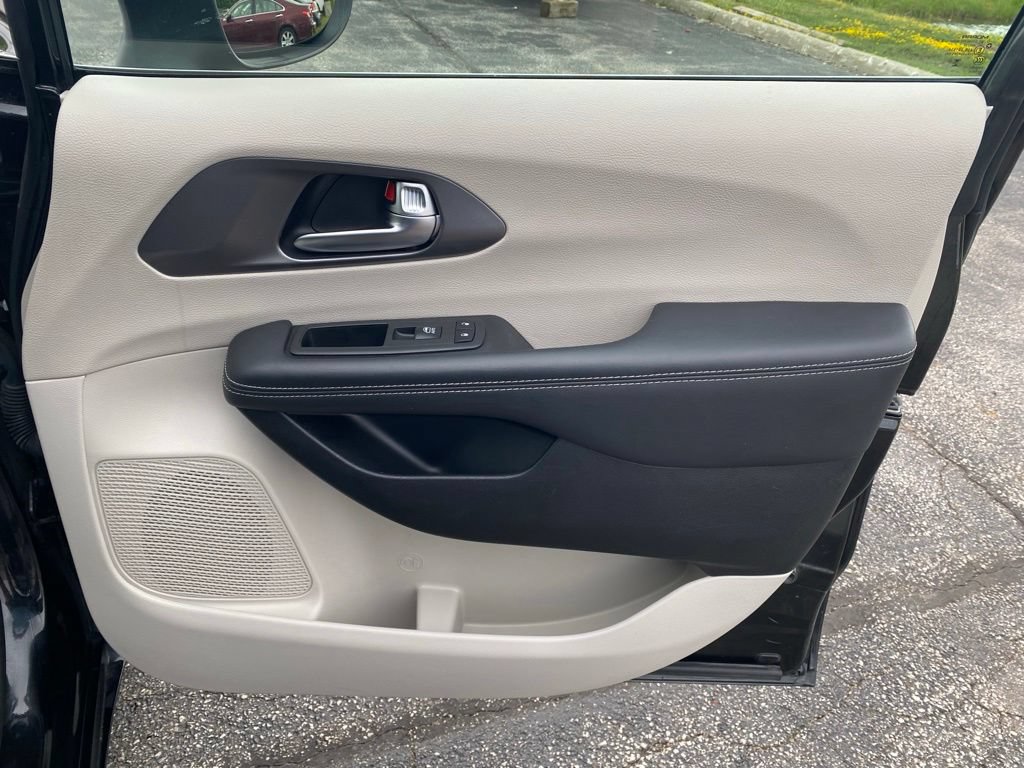Used 2023 Chrysler Pacifica Touring-L FWD image 20