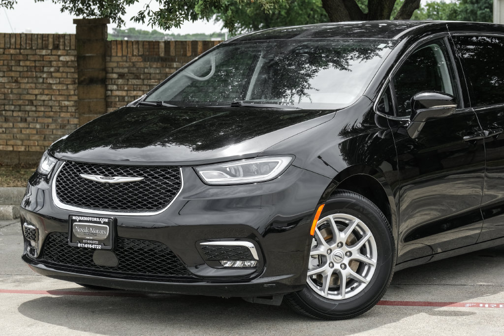 Used 2024 Chrysler Pacifica Touring-L FWD image 12