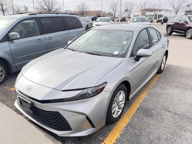 Used 2025 Toyota Camry LE image 3
