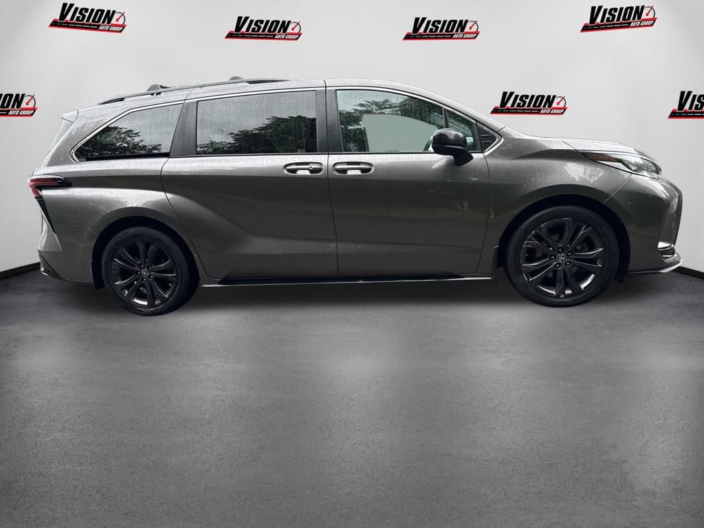 Used 2022 Toyota Sienna XSE w/ XSE Plus Package FWD image 4