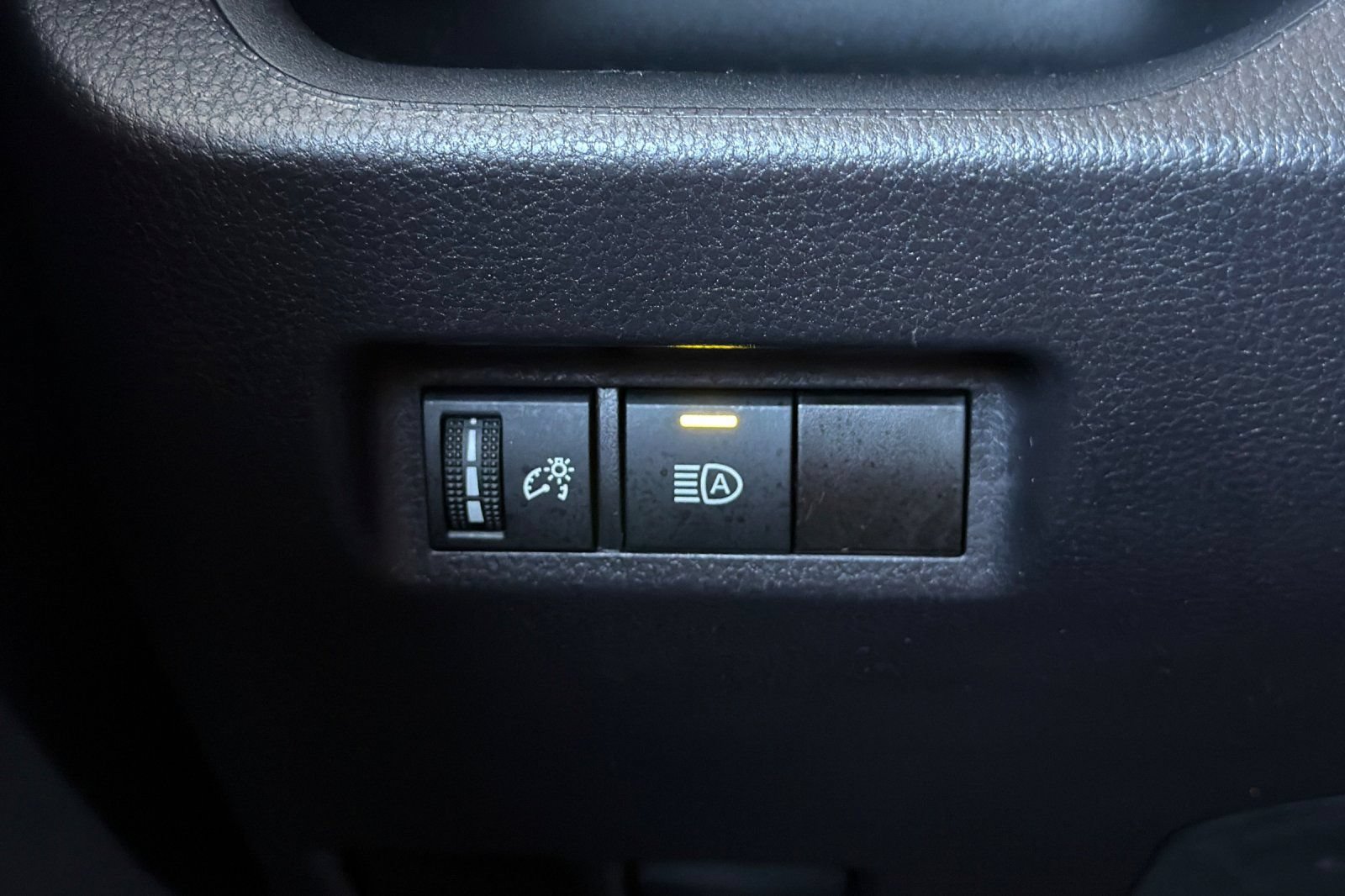 Used 2025 Toyota RAV4 XLE FWD image 32