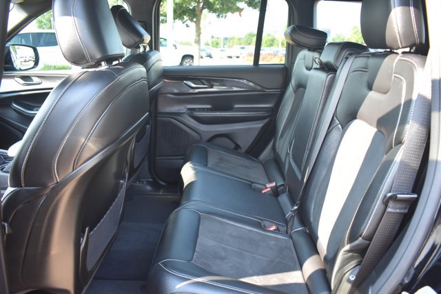 Used 2023 Jeep Grand Cherokee Altitude RWD image 14