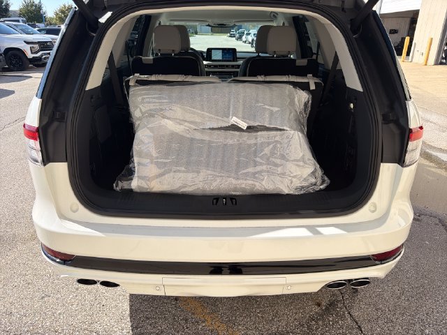 New 2026 Lincoln Aviator AWD w/ Jet Appearance Package image 8