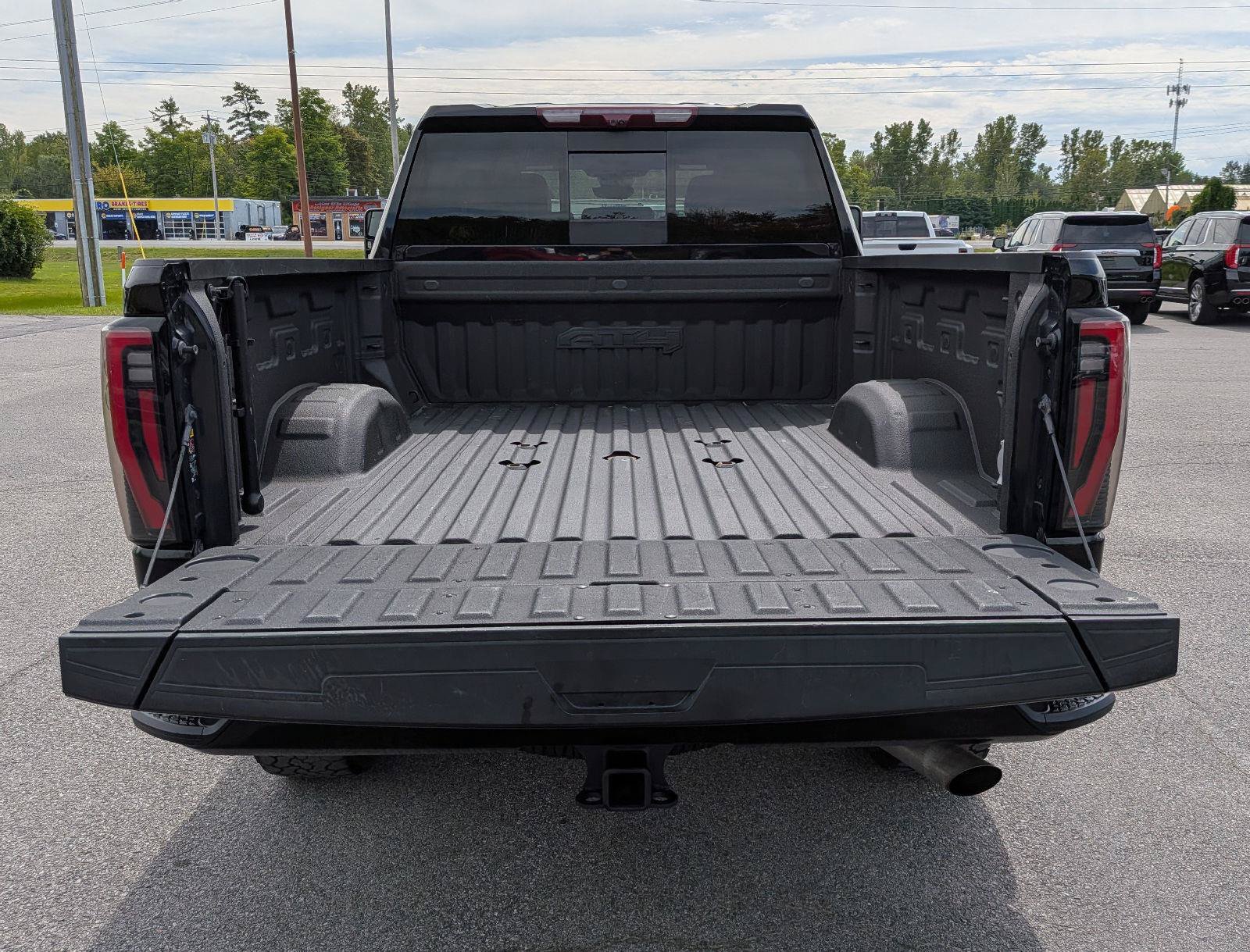 Used 2024 GMC Sierra 2500 AT4 w/ Technology Package AWD/4WD image 10