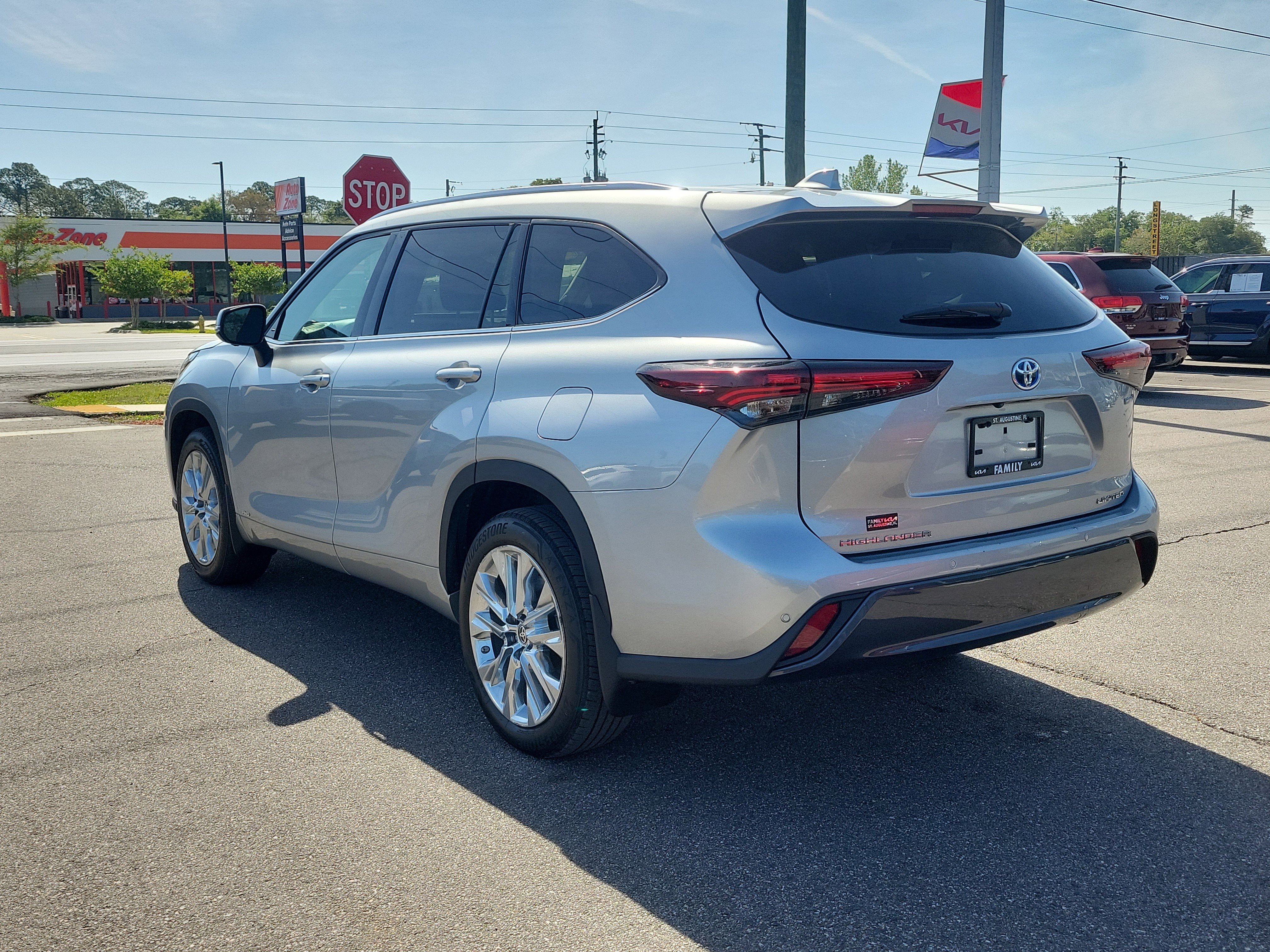 Used 2024 Toyota Highlander Limited image 4