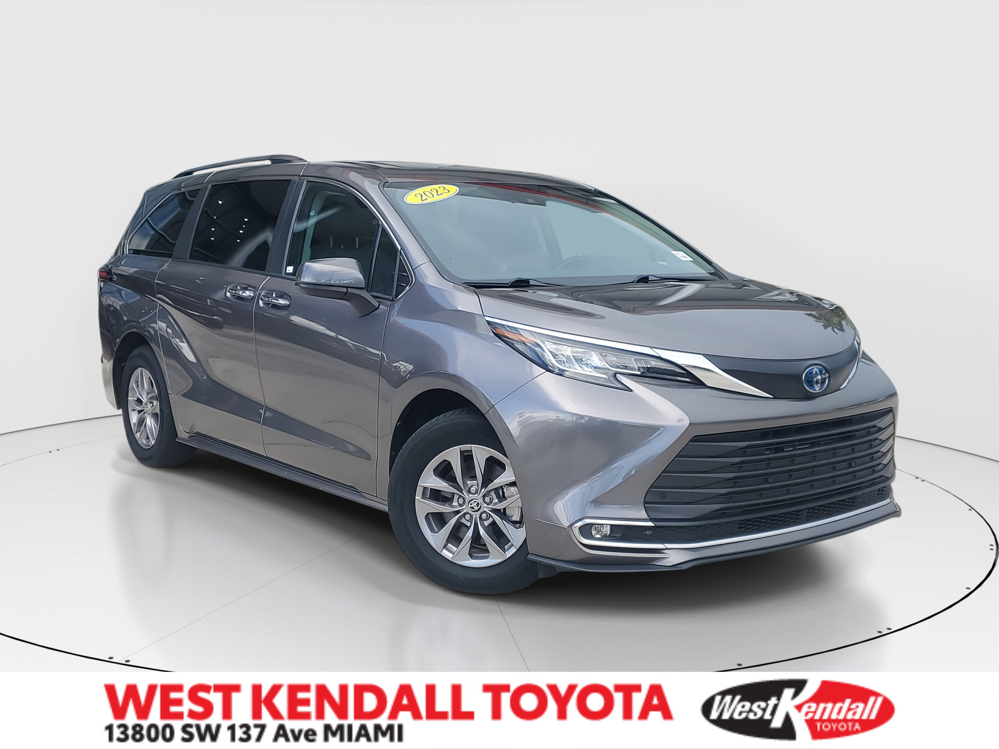 Used 2023 Toyota Sienna XLE image 1