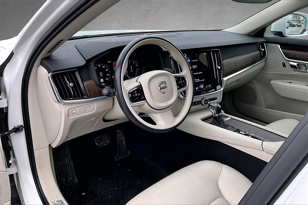Used 2021 Volvo V90 T6 Cross Country image 16