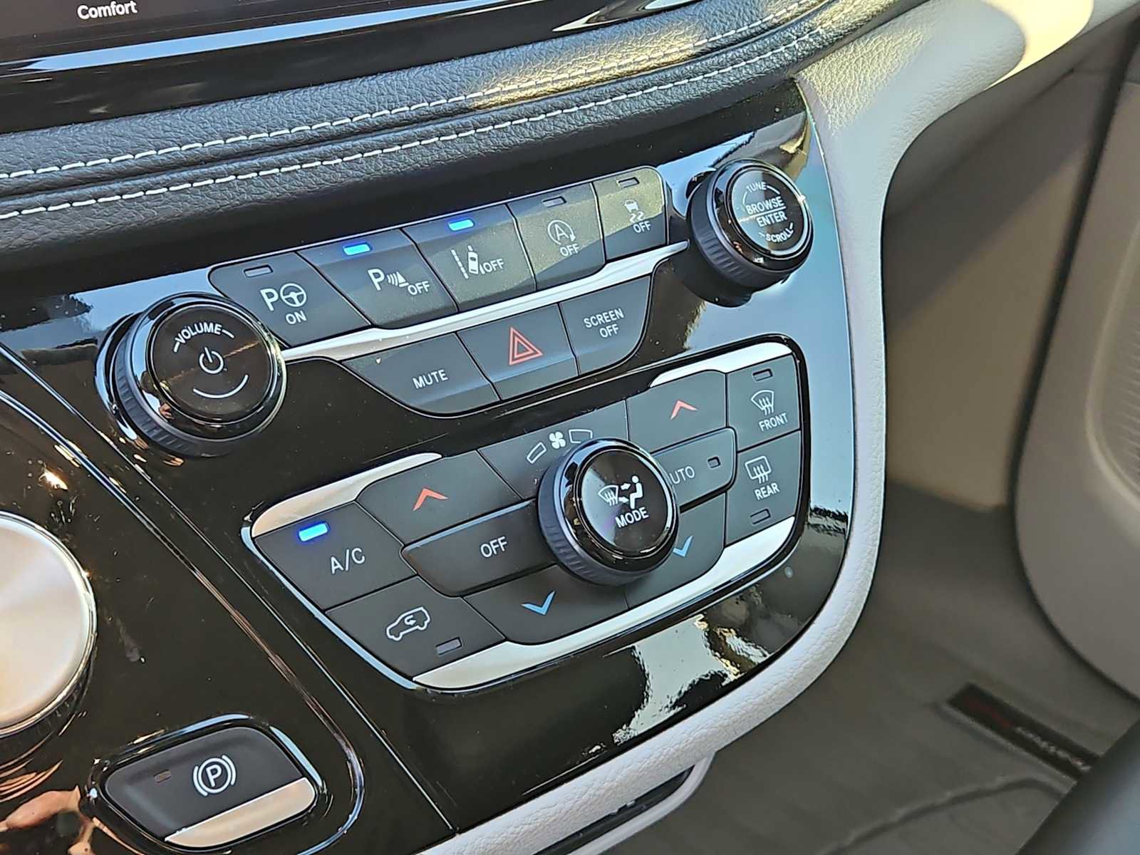 Used 2024 Chrysler Pacifica Touring-L image 24