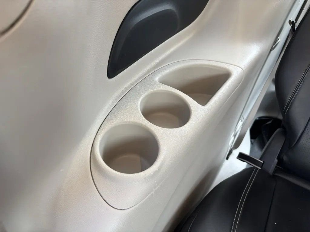 Used 2023 Chrysler Pacifica Touring-L image 30