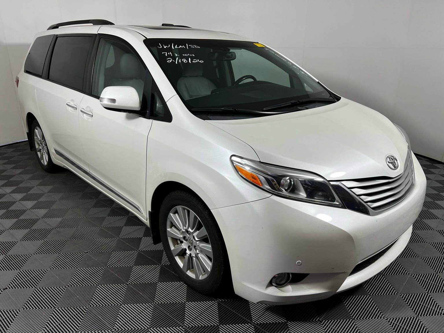 Used 2017 Toyota Sienna Limited Premium image 2
