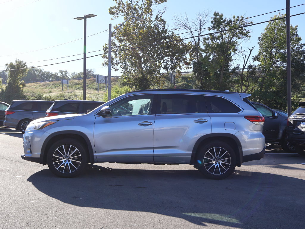 Used 2017 Toyota Highlander SE AWD/4WD image 4